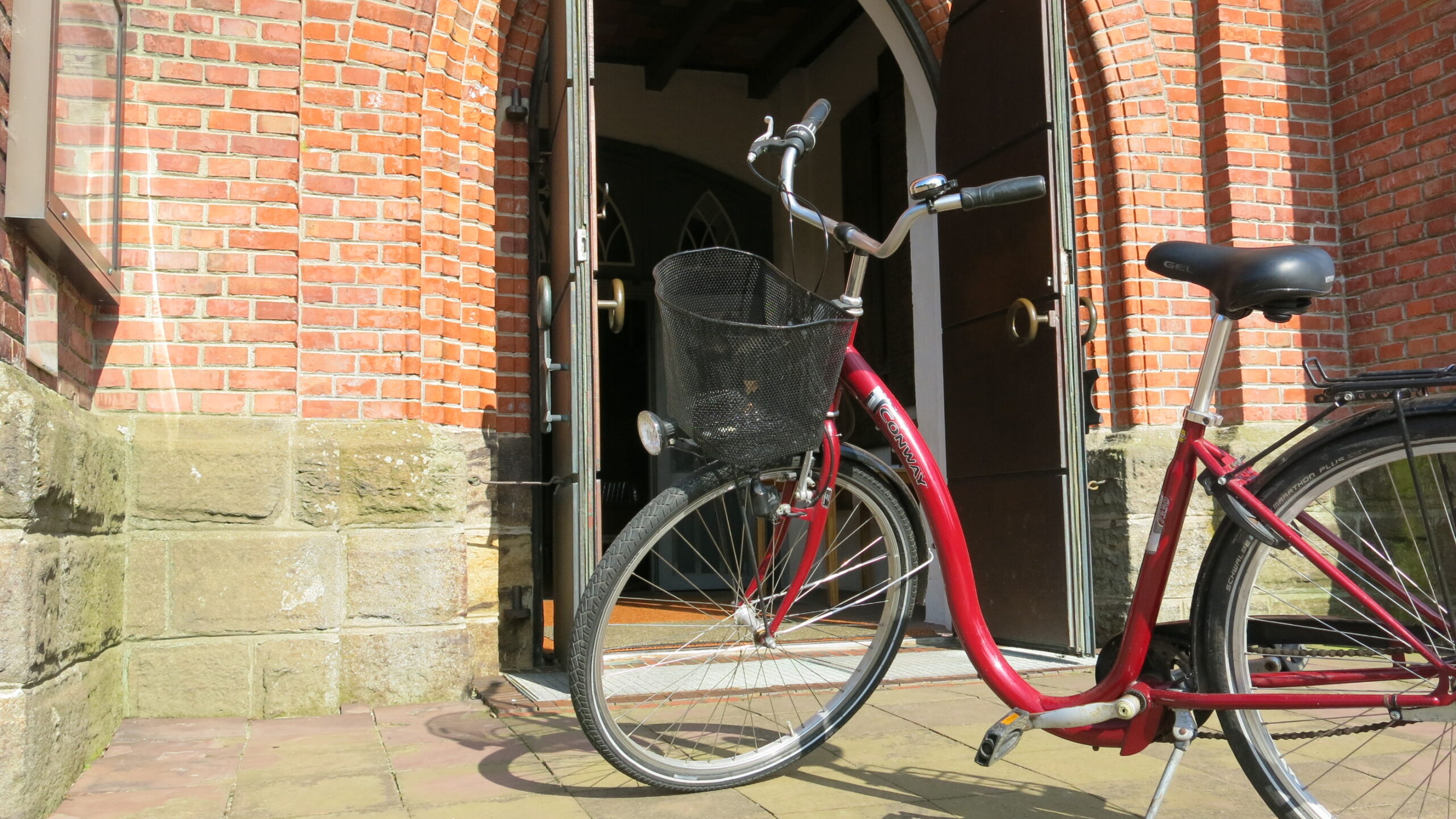 Fahrrad vor einer Kirche